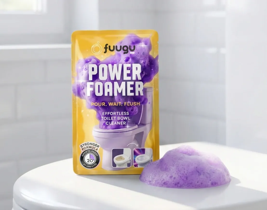 Fuugu Power Foamer-pose pÄ et lyst badevÊrelse med lilla skum, der fylder toiletkummen