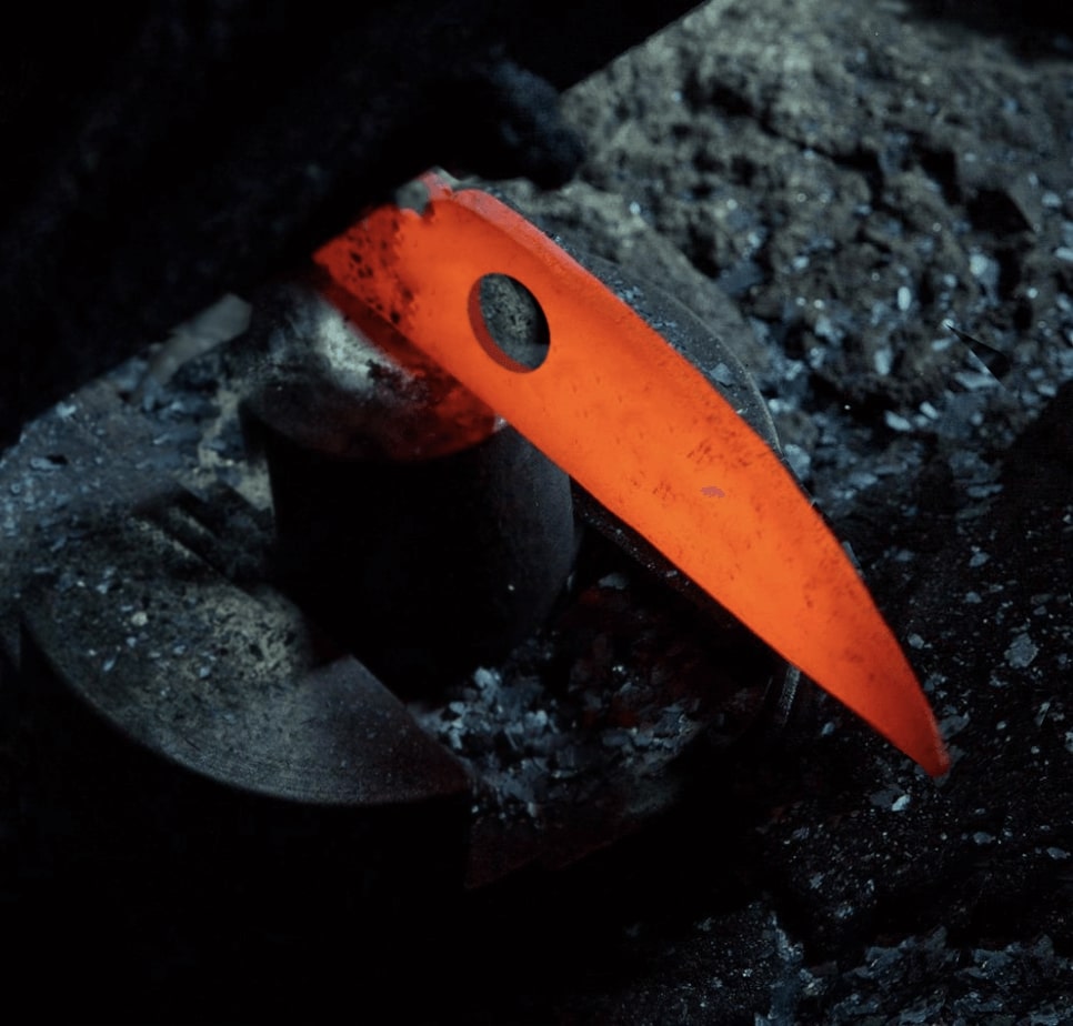 Glowing knife blade during heat treatment – the hardening process behind the ice-hardened Matsato Osuren steel