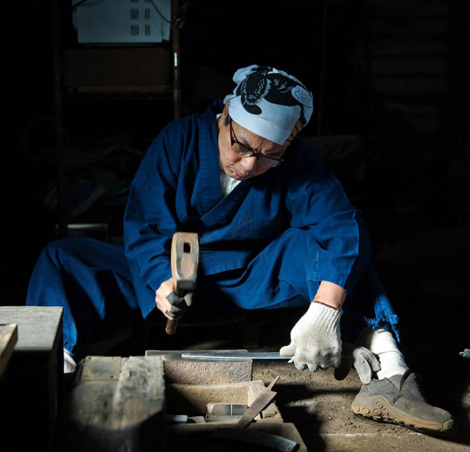 Japanese blacksmith forging a blade – the knife-making tradition that inspired the Matsato Osuren design