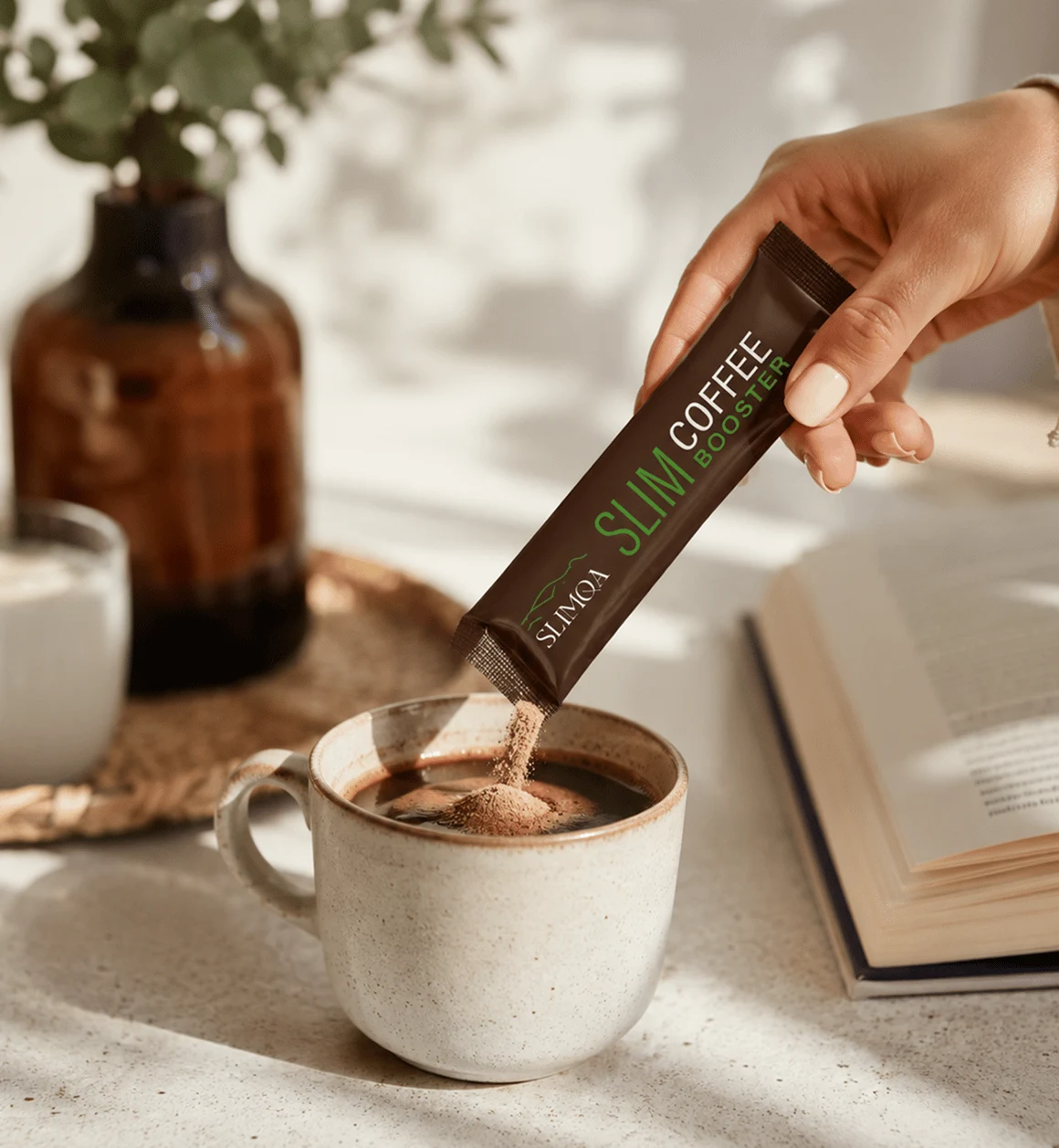 Slimqa avis 2026 : un stick de Slimqa Slim Coffee Booster versé et mélangé dans une tasse de café